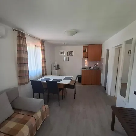 Paulina Apartment Cres